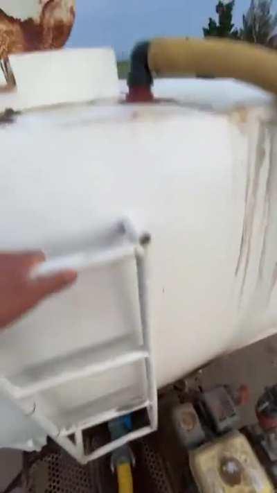 El patron buscando al empleado