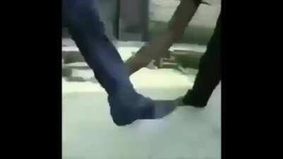 Ven y trata de golpearme si es que puedes.