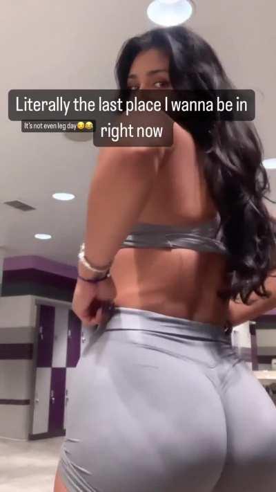 Wow! She has a thick dumper! 🤤🍑