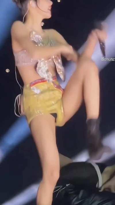 Something just peeked Lisa 👀