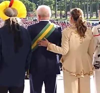 E a Janja que ia dar aquele apertão maroto na bundola do Lula mas lembrou que tava em público?
