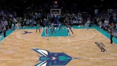 [Highlight] Giannis makes a poor pass costing the Bucks an opportunity at the tie