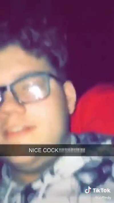 Mi pana Orson entrando en una playa nudista