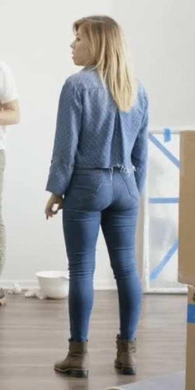 Jennette McCurdy Ass in motion