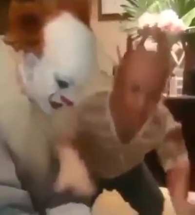 Se filtra video del conocido streamer llamado santierno tomando merca con una persona disfrazada de payaso