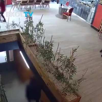 NSFW | Kars'ta bir uzman çavuş, kendisine yan baktığını iddia ettiği vatandaşı silahla vurarak öldürdü.