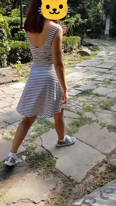 Double flash front and back of ass and pussy in a public park