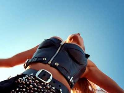 I'm surprised Sydney Sweeneys tits didn't pop out