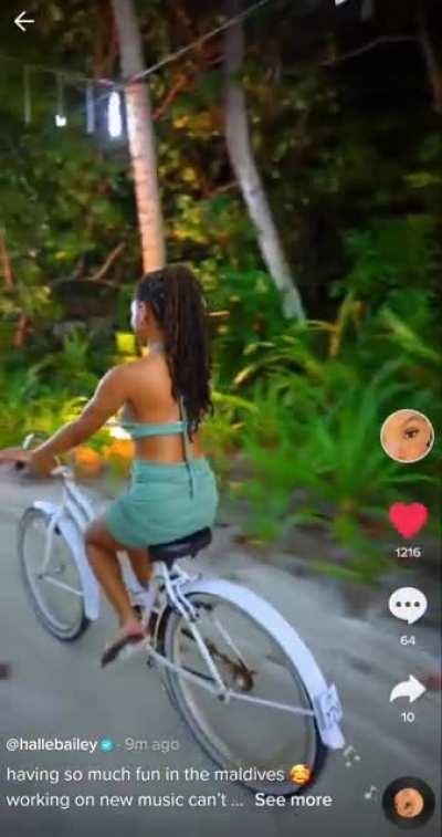 out living her best life 💘