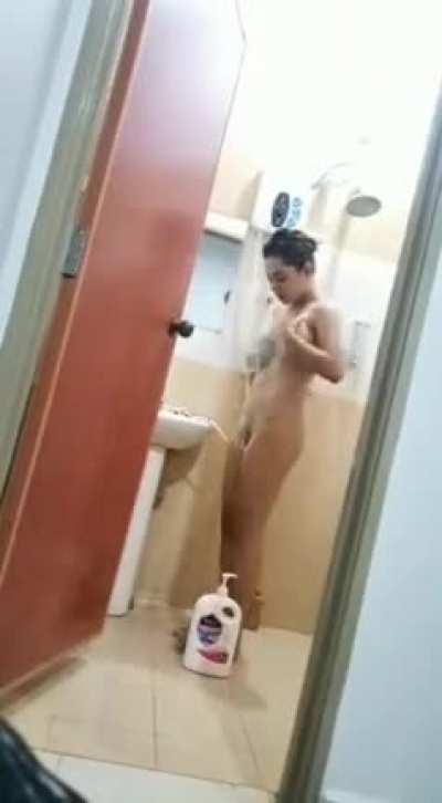 Bella Nazree mandi bukak pintu takot mndi sorang2