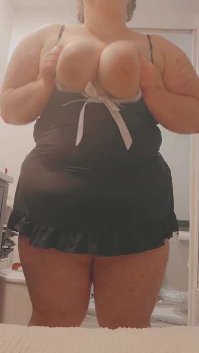 bouncy, dancy babe! I feel so, absolutely stunning in this lil lingerie dress!! 🖤