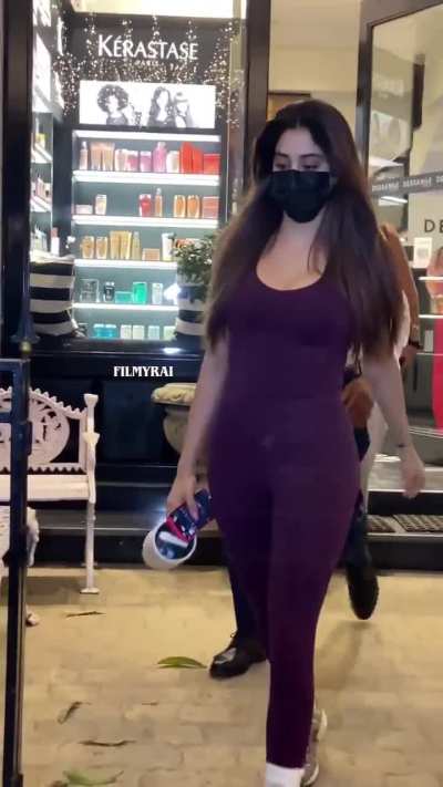 Janhvi Kapoor 🍑