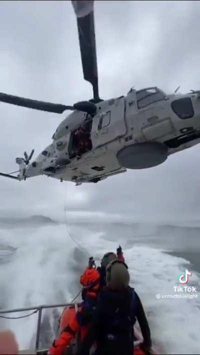 Pick up of a medic at 25kts