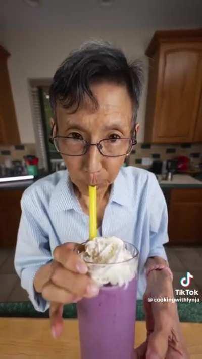 Lynja tried the grimace shake.. ð