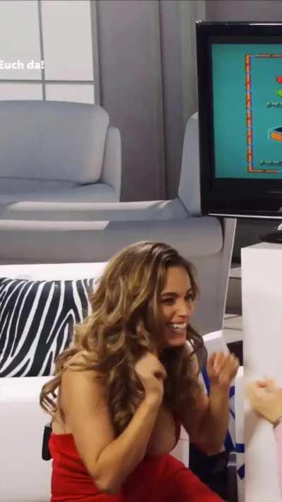 Kristen Stephenson Pino beim Vidospielen Video