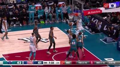 [Highlight] LaMelo pulls an unusual fake on Bojan Bogdanovic and scores