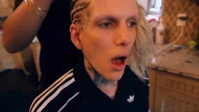 Viego Star farting all his black mist 💨 from his bussy and chussy while Gwen 'Katey' Stefani gives him a haircut ✂️