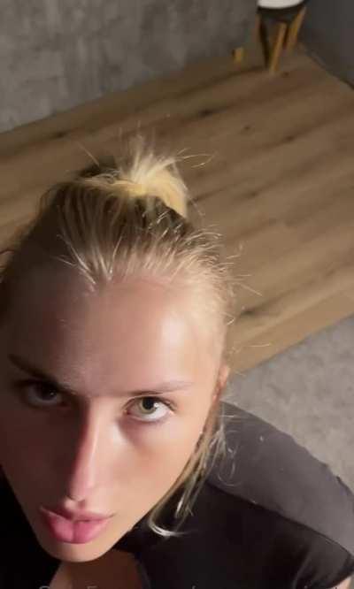 Damn, what a bombshell🥴 (Her Pack in Comments)