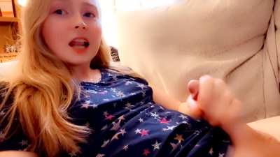 Wie kann man so unschuldig aussehen und sich selber so eine Ladung ins Gesicht platzieren? 👱🏻‍♀️💦