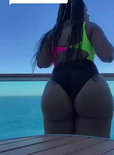 WOW 🤯… i did NOT expect that ass to move like that 😢😩😭🍑smh