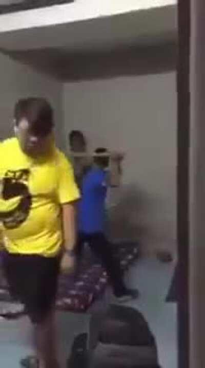 Chinese Engineer in Karachi beating Pakistani driver for submitting fake petrol bill. Now that Pakis have got a new strict Abbu can we expect any improvement in their behaviour?