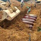 Mortos por coronavírus sendo sepultados em vala comum em Manaus