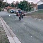 Ala o cara dança break na bikekkkkkkkkkkkkkkk