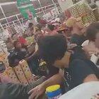 People fighting in the supermarket in Bazil
