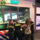 Голландская полиция разъясняет права даме.