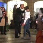 The beloved President of Portugal saying hello to kids