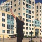 Guy does insane tricks on a slack line on the beach