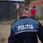 Doua echipe de moderatori banandu-se reciproc