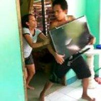 Fan ng ABS-CBN, ibinato ang TV sa dismaya sa broadcast shutdown ( 