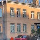 Detainee cuffed to a radiator heater makes an escape from a second floor of the police department. Yes it's Russia.