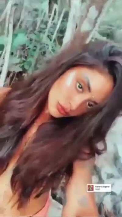 Aline Riscado (pagando peitinho)