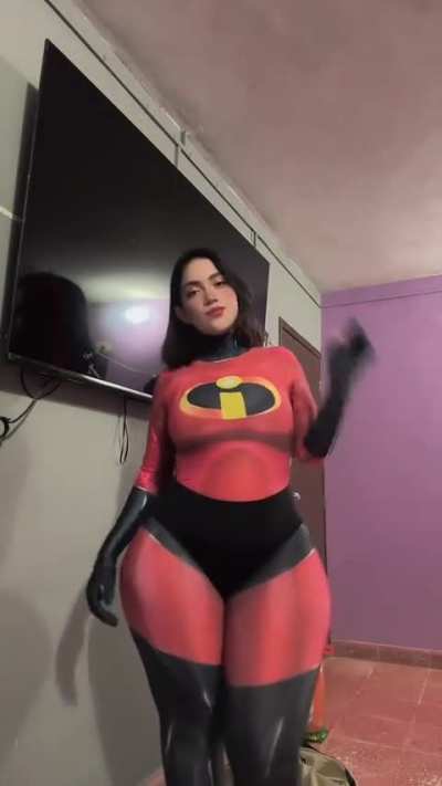 she's back with the Elastigirl costume 😍