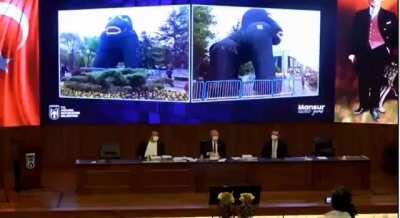 Ankara'nın göbeğine heykeli dikilen yüce goril Dinocan'ı çekemeyen i*san