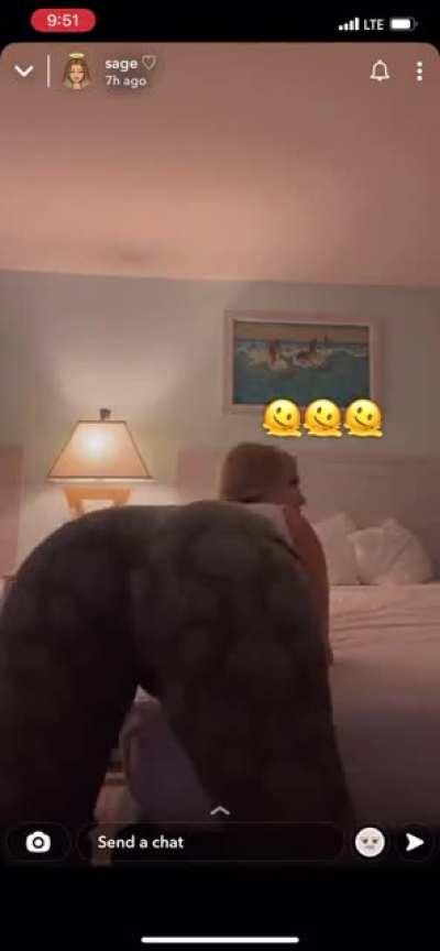 PSA: Please don't post other girls or try selling MEGA folders.