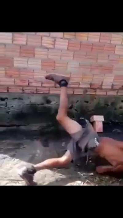 Brazilian construction worker got moves.