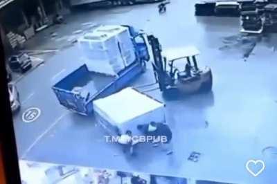 worker tries to lift heavy thing and gets crushed 
