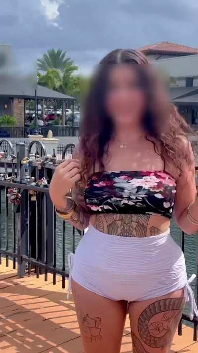 Flashing in a very visible, open area with heavy ppl traffic got my panties all wet