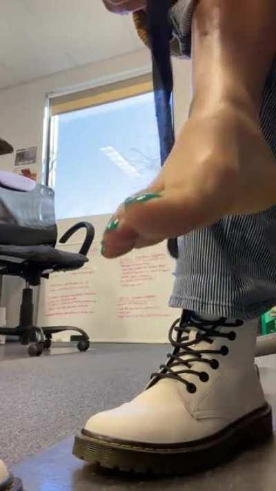 A little office outfit change for u/ADoc57 who gifted me these nylon socks! Can’t wait to get them sweaty for you to enjoy.