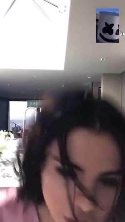 She's sexy AF in this video 🥵