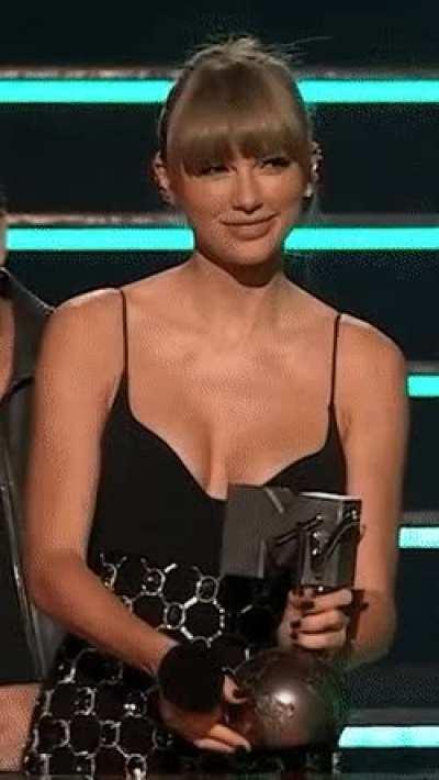 Wonder how often Taylor Swift has been titfucked