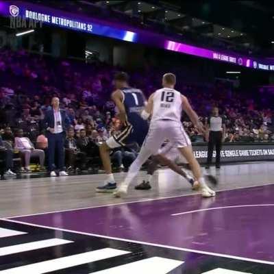 [Highlight] Victor shows his skills in isolation with a smooth spin and fadeaway