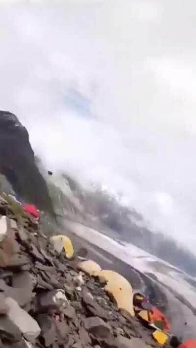 🔥 Huge rock falls from cliff
