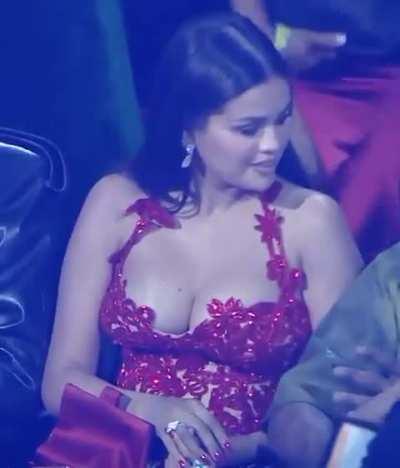 Amazing looking selena 