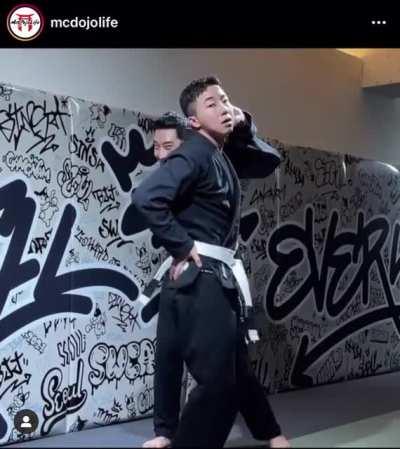 Что за единоборства, кто знает?)