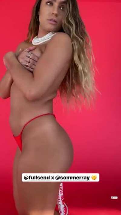 Wish I could just bend her over that stall move her panties to the side and slide my dick in that pussy💦🍆😍