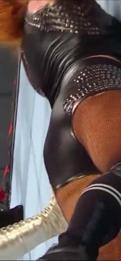 Becky Lynch booty clapping